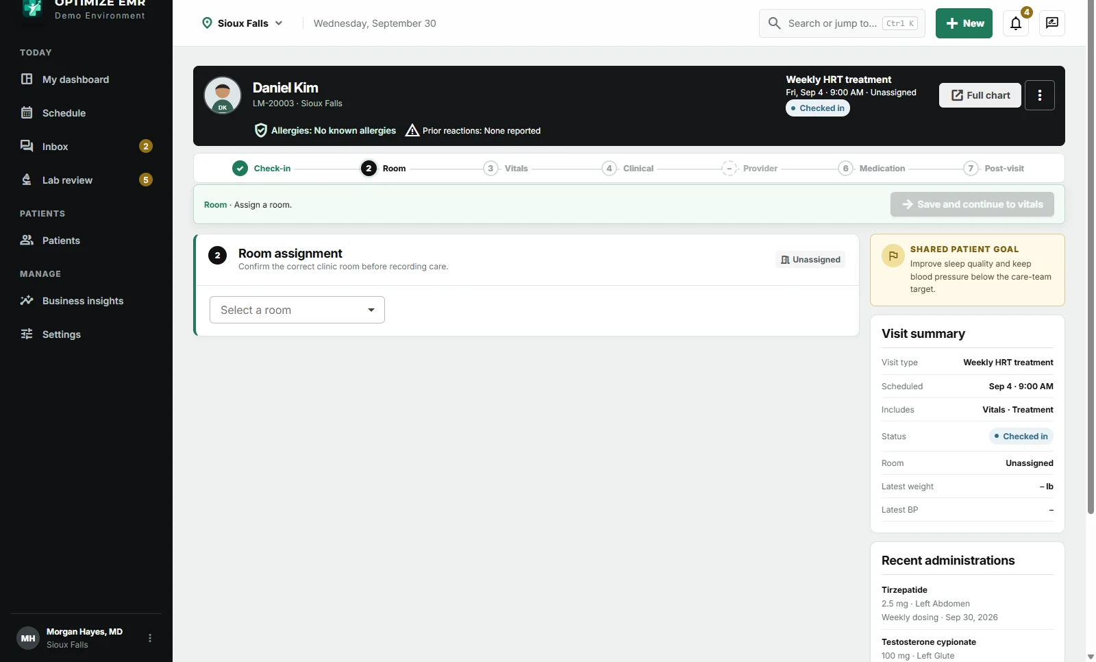 Guided visit workspace with patient context and visit steps. Fictional demonstration data.